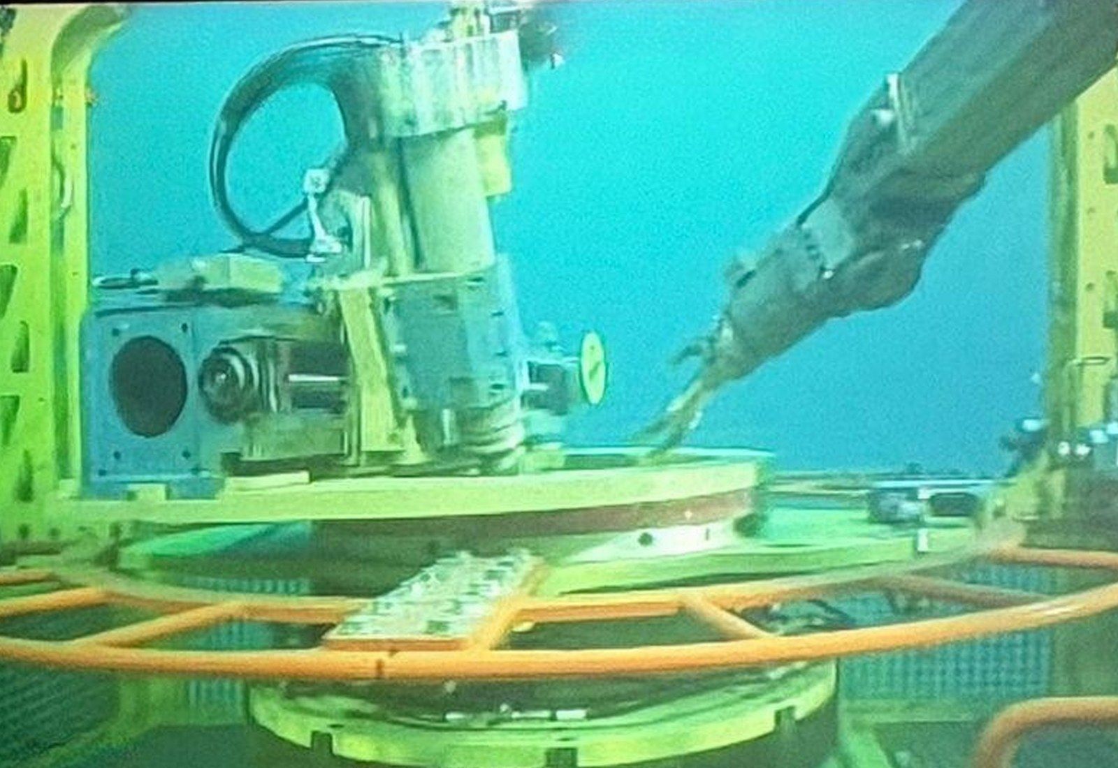 The ROV-operated machining tool working on the wellhead sealing face
