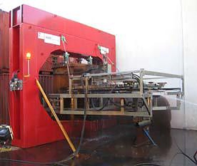 The 600-tonne diamond wire compression test cut