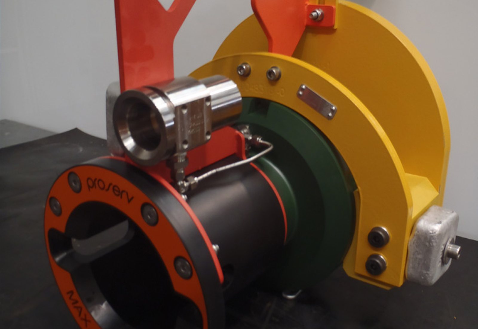 Pressure retaining plug with its integral reaction clamp
